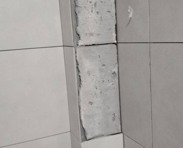 武进瓷砖空鼓维修公司分享下瓷砖施工前基层浇水润湿程度不足，可能导致以下问题